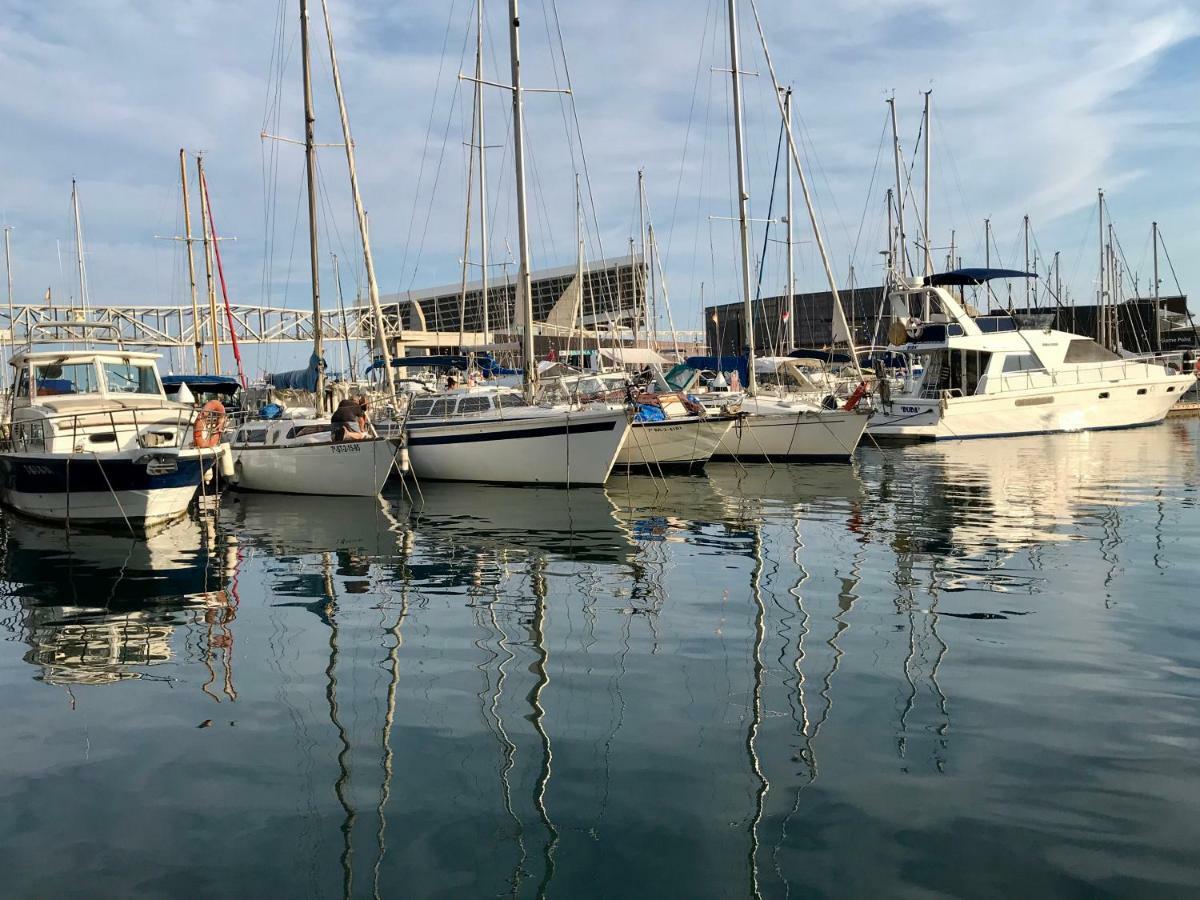 Sleep & Boats Barcelona City سان أدريان دي بيزوس المظهر الخارجي الصورة