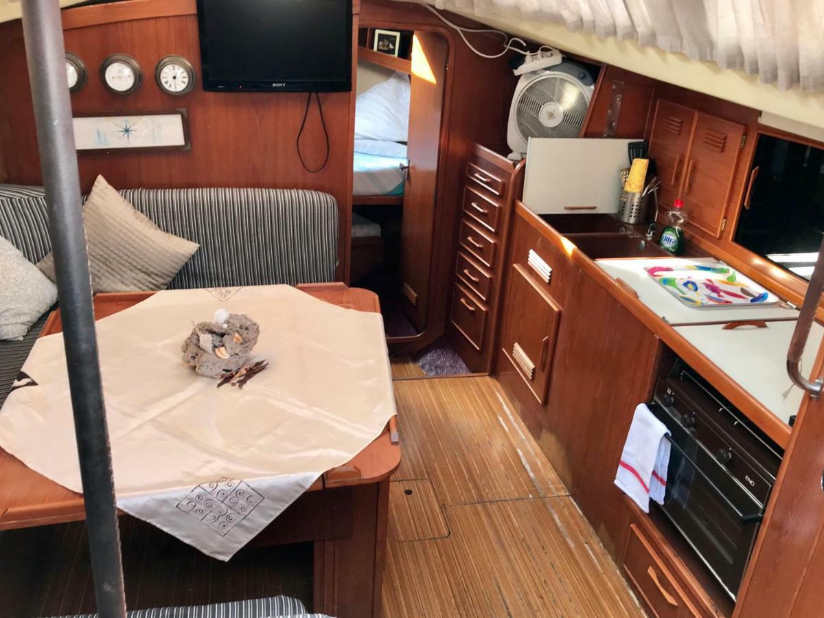 Sleep & Boats Barcelona City سان أدريان دي بيزوس المظهر الخارجي الصورة